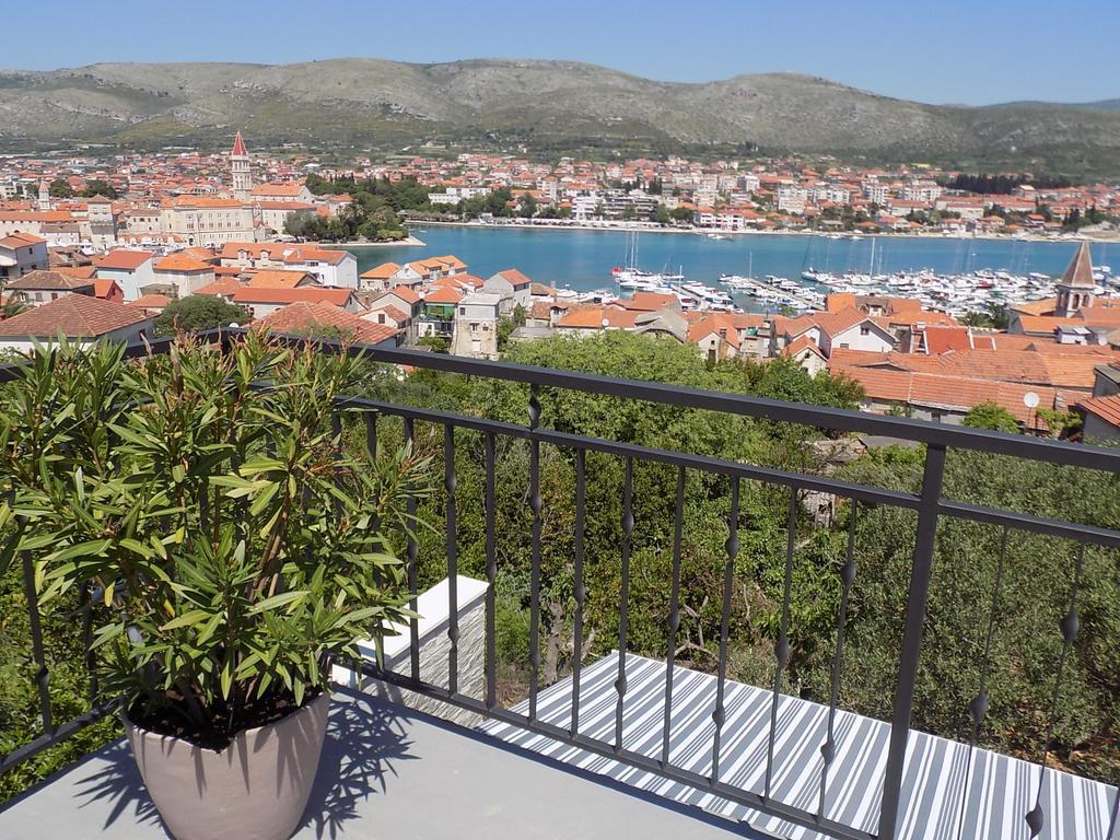 Apartmani Balan S Vanjskim Bazenom Trogir Exterior photo