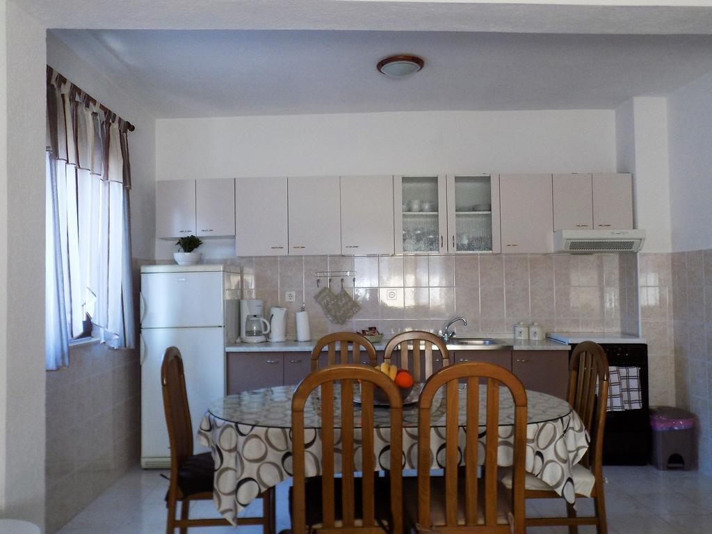 Apartmani Balan S Vanjskim Bazenom Trogir Exterior photo